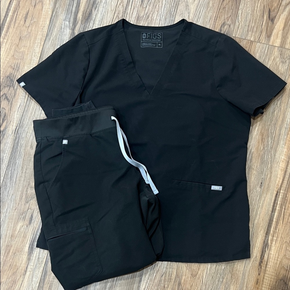 FIGS Classic Black Scrub Ensemble